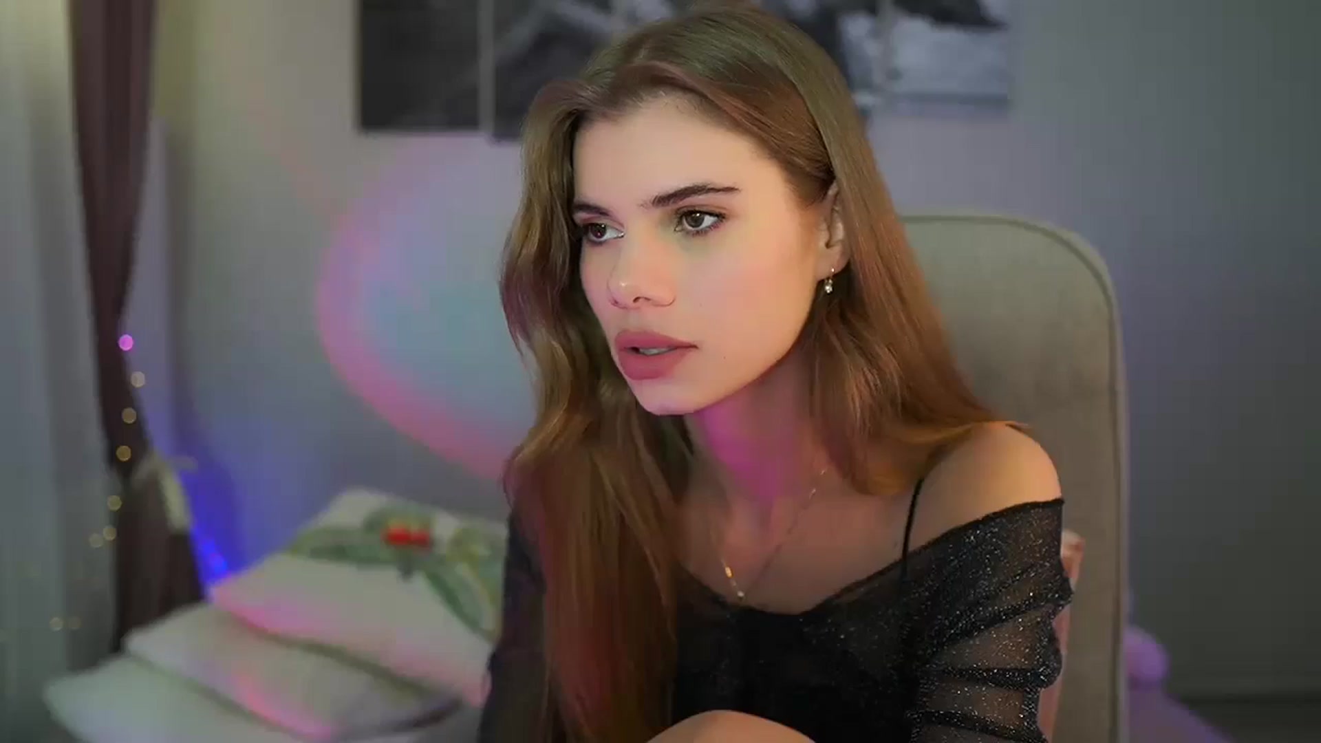 Gallery image thumbnail from RileyReid_18's myfreecams stream on, 06/13/2024, 16:37 image 15 of 20