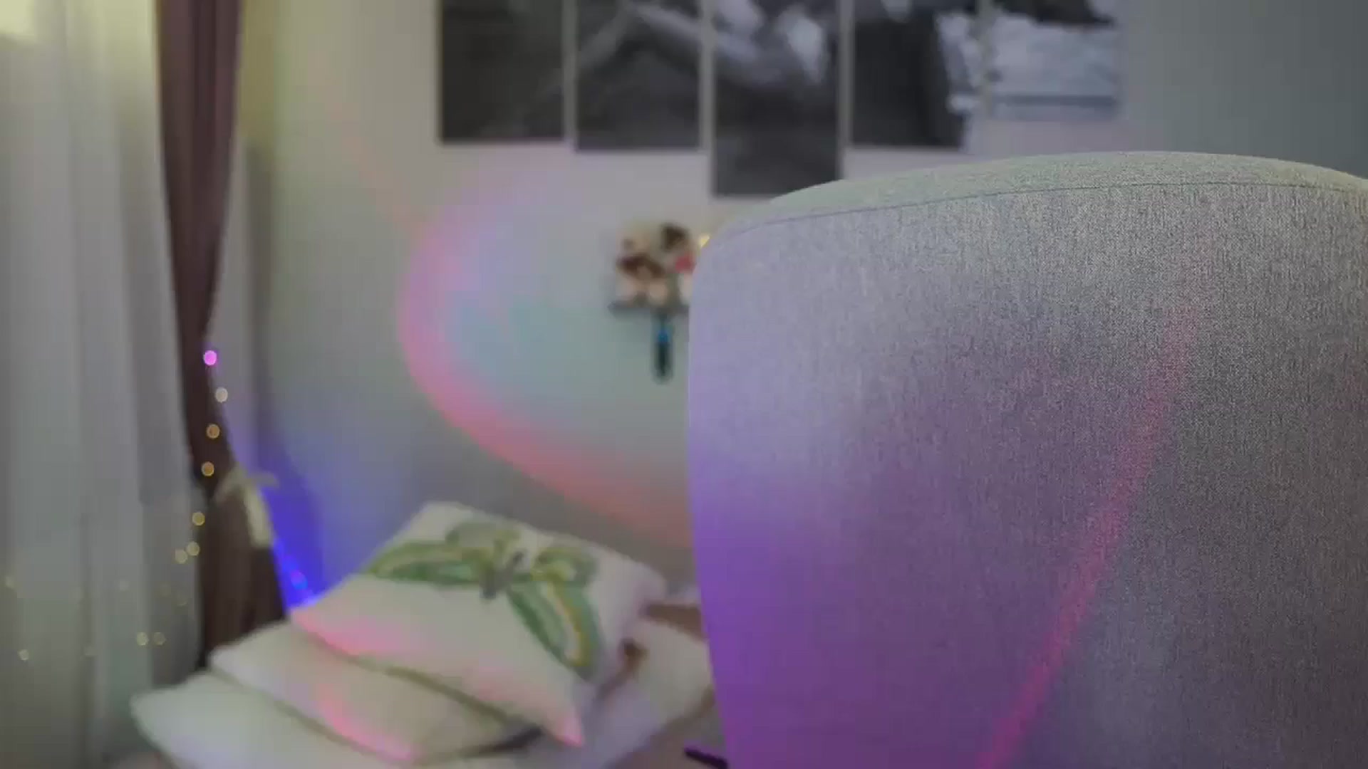 Gallery image thumbnail from RileyReid_18's myfreecams stream on, 06/13/2024, 16:37 image 11 of 20