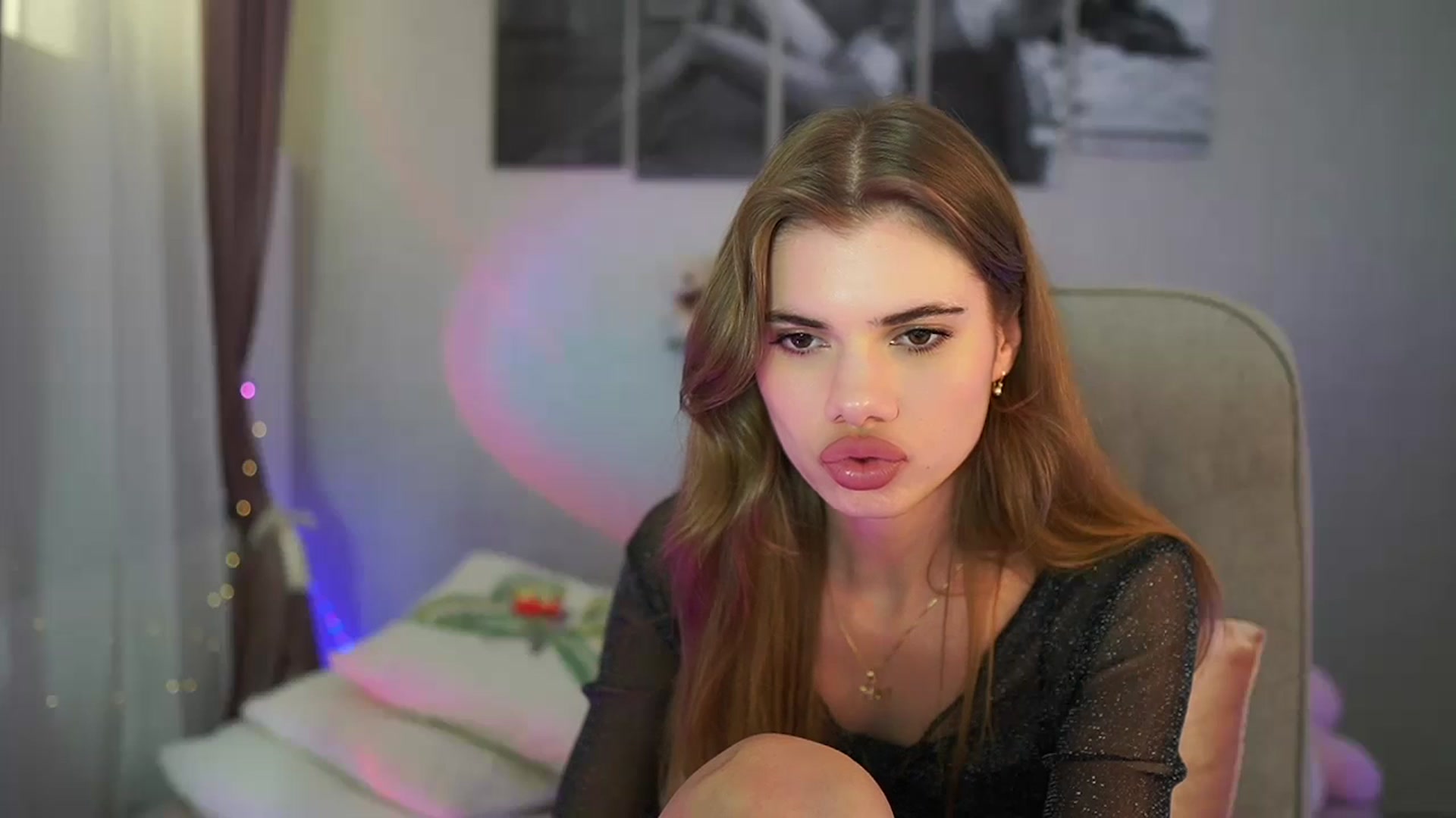 Gallery image thumbnail from RileyReid_18's myfreecams stream on, 06/13/2024, 17:08 image 6 of 20