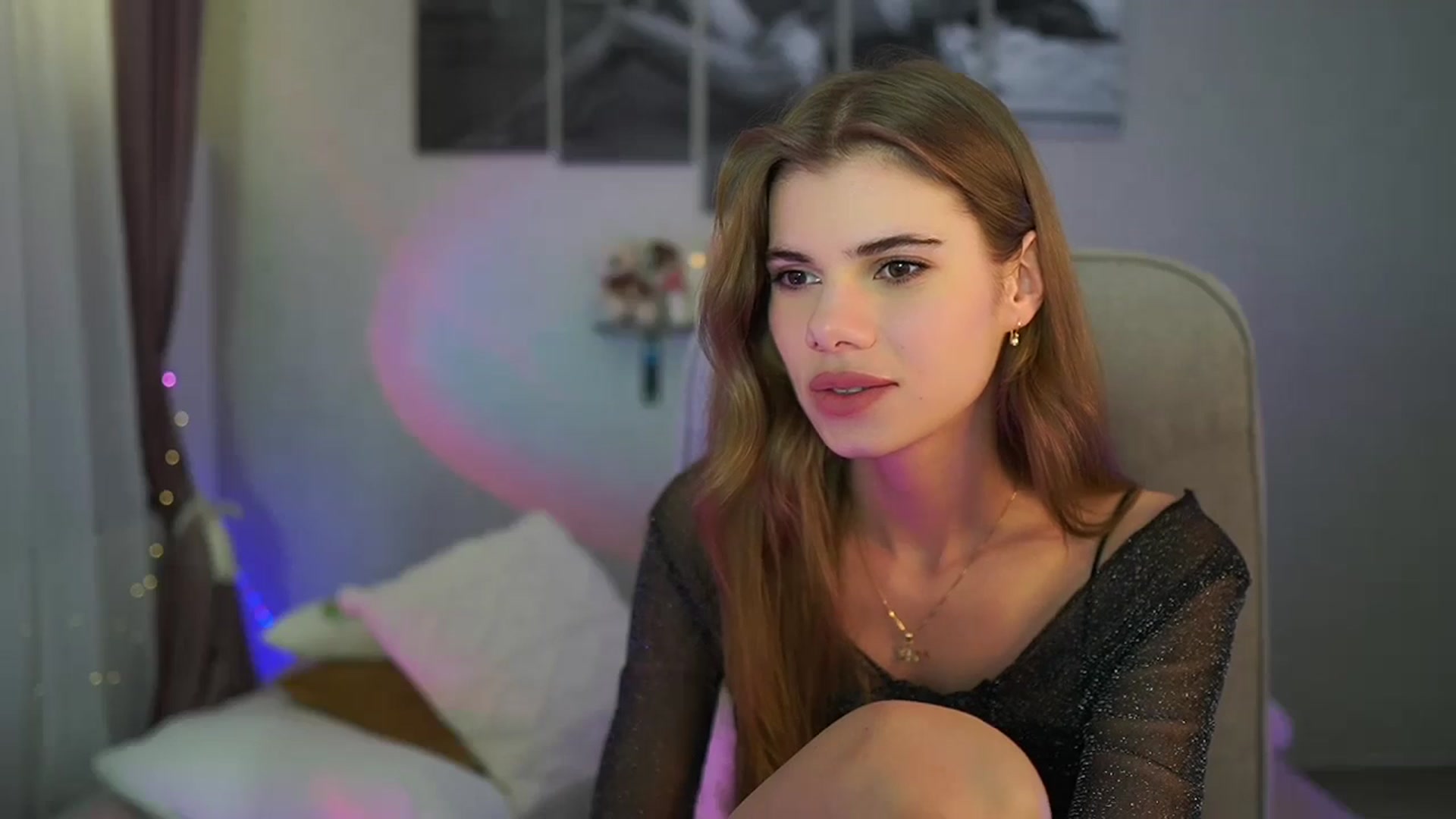 Gallery image thumbnail from RileyReid_18's myfreecams stream on, 06/13/2024, 18:02 image 5 of 20