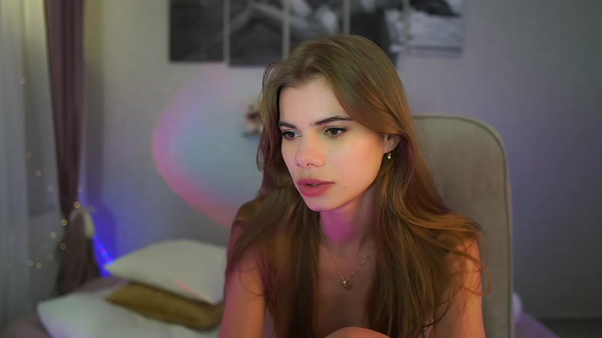 Gallery image thumbnail from RileyReid_18's myfreecams stream on, 06/19/2024, 22:12 image 3 of 20