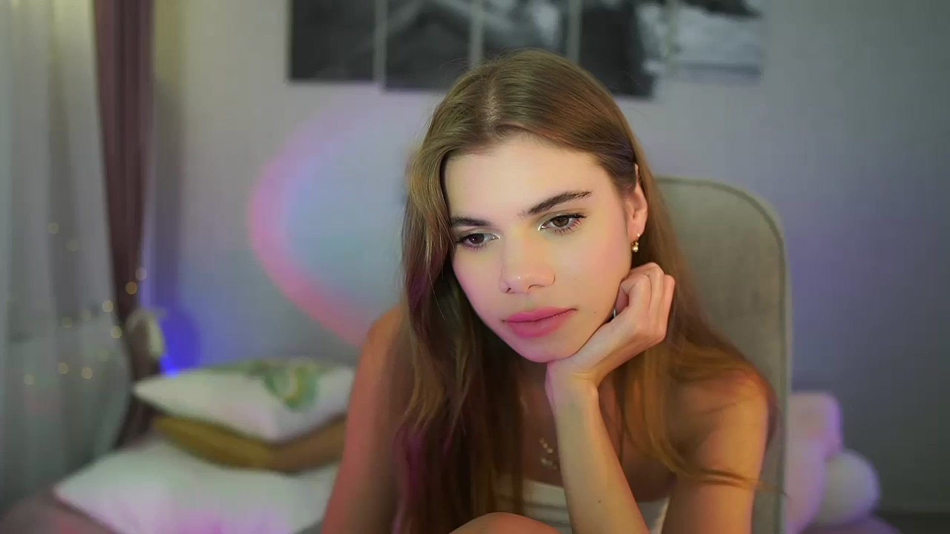 Gallery image thumbnail from RileyReid_18's myfreecams stream on, 06/22/2024, 16:41 image 1 of 20