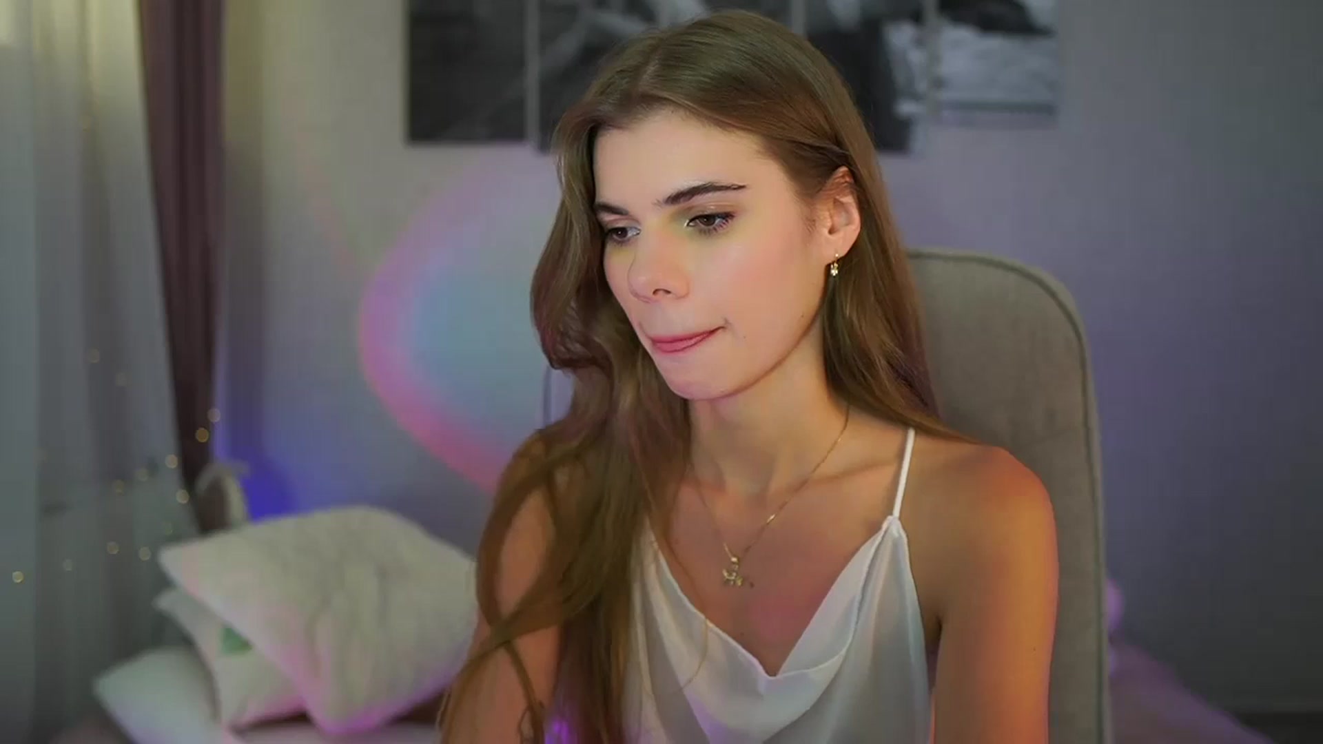 Gallery image thumbnail from RileyReid_18's myfreecams stream on, 06/22/2024, 18:05 image 10 of 20