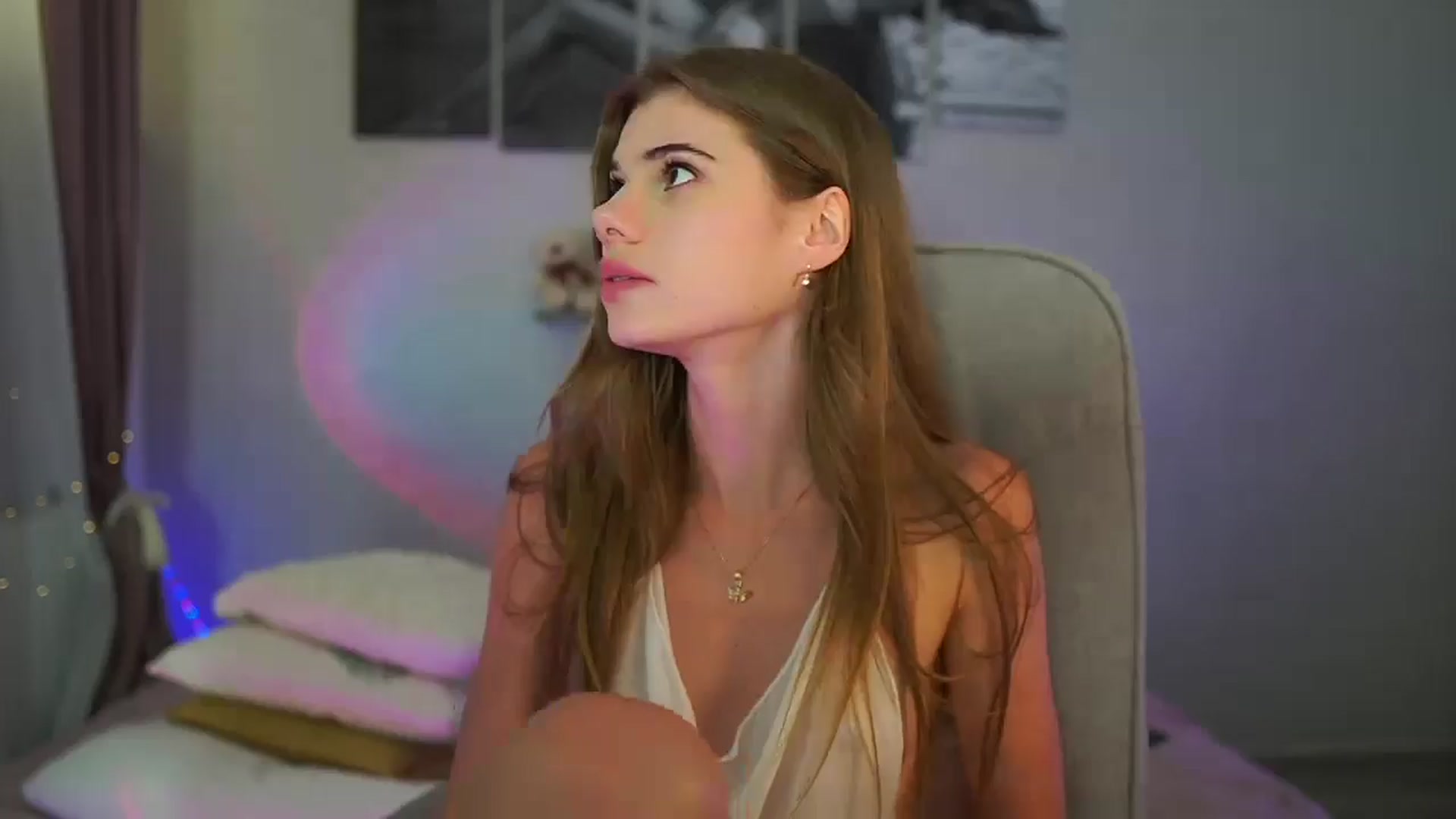 Gallery image thumbnail from RileyReid_18's myfreecams stream on, 06/22/2024, 18:31 image 1 of 20