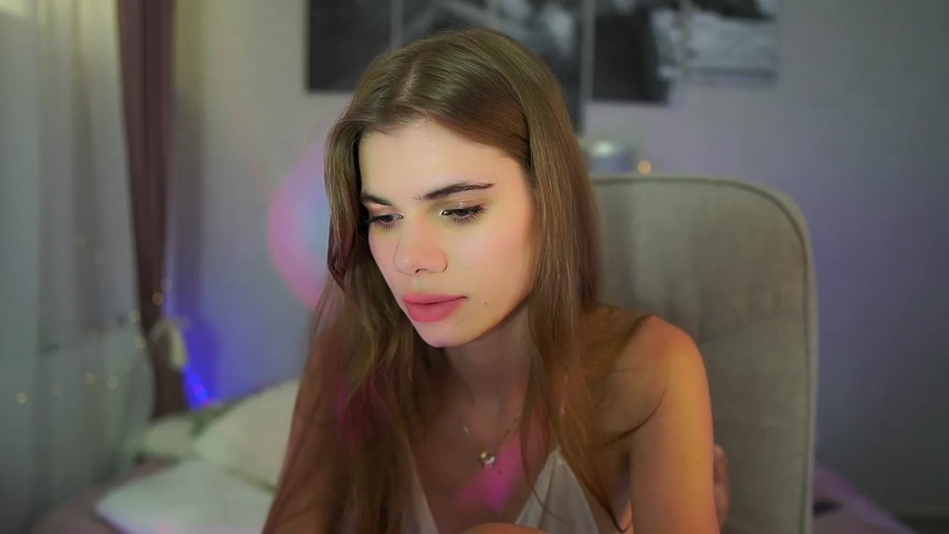 Gallery image thumbnail from RileyReid_18's myfreecams stream on, 06/22/2024, 19:38 image 15 of 20