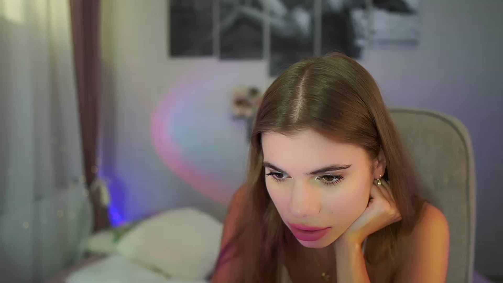 Gallery image thumbnail from RileyReid_18's myfreecams stream on, 06/22/2024, 19:38 image 14 of 20