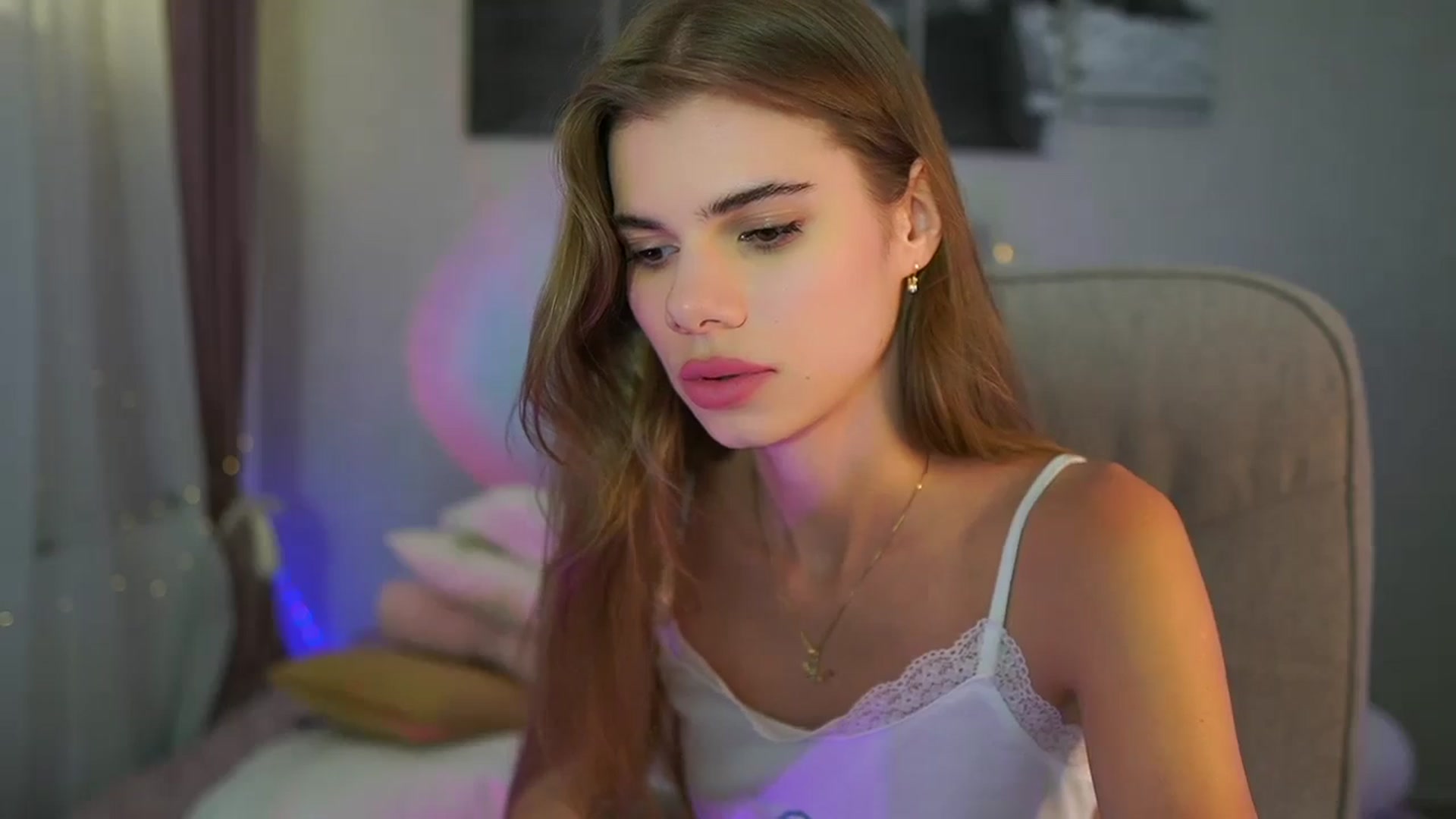 Gallery image thumbnail from RileyReid_18's myfreecams stream on, 06/23/2024, 21:14 image 12 of 20