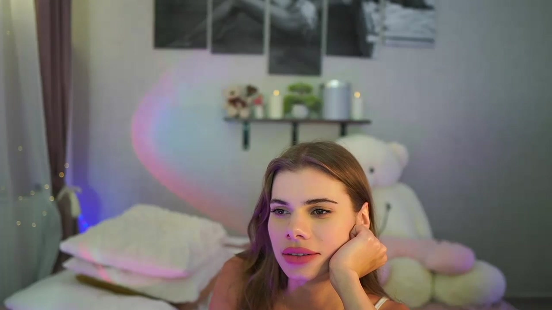 Gallery image thumbnail from RileyReid_18's myfreecams stream on, 06/23/2024, 21:43 image 10 of 20