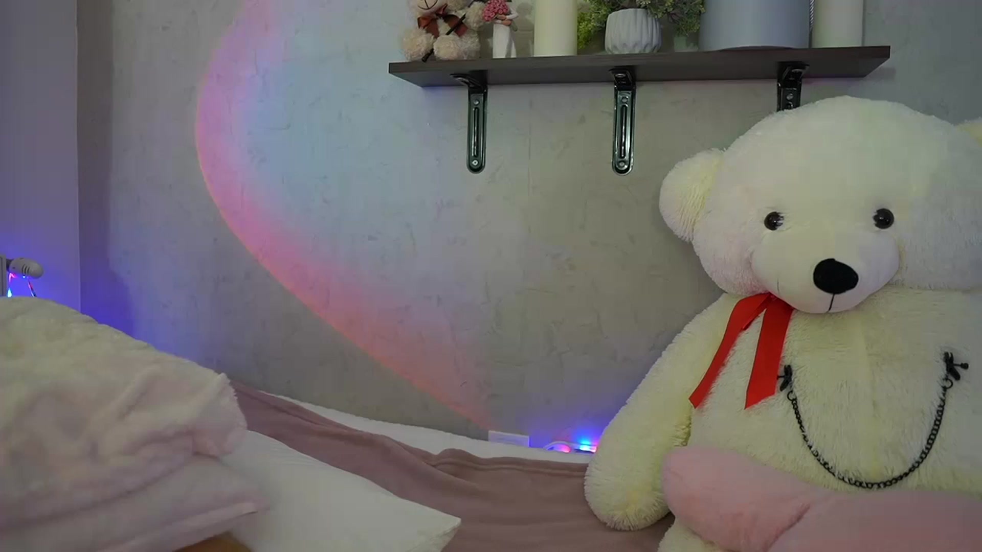 Gallery image thumbnail from RileyReid_18's myfreecams stream on, 06/23/2024, 21:43 image 13 of 20