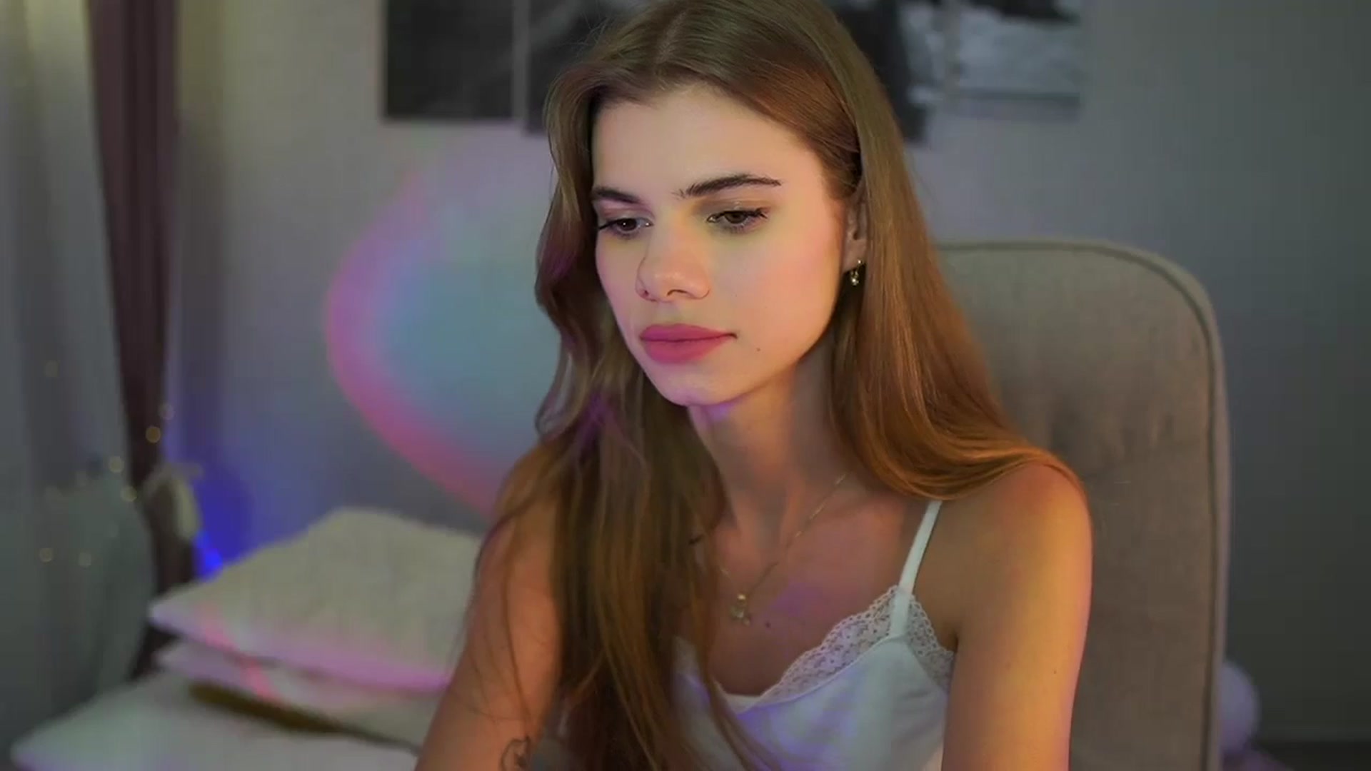 Gallery image thumbnail from RileyReid_18's myfreecams stream on, 06/23/2024, 21:43 image 4 of 20