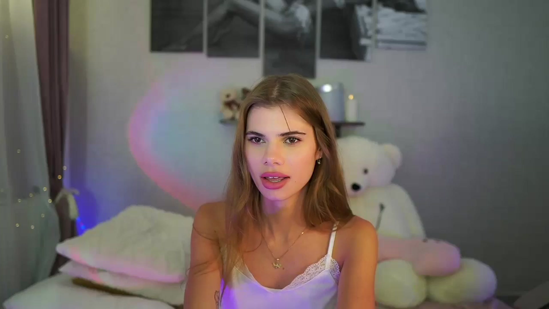 Gallery image thumbnail from RileyReid_18's myfreecams stream on, 06/23/2024, 22:24 image 17 of 20