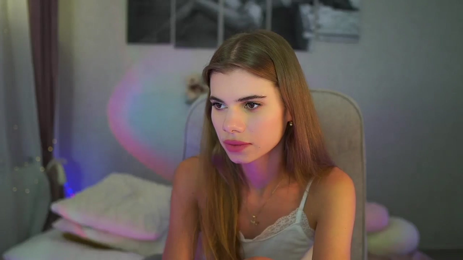 Gallery image thumbnail from RileyReid_18's myfreecams stream on, 06/23/2024, 22:24 image 3 of 20