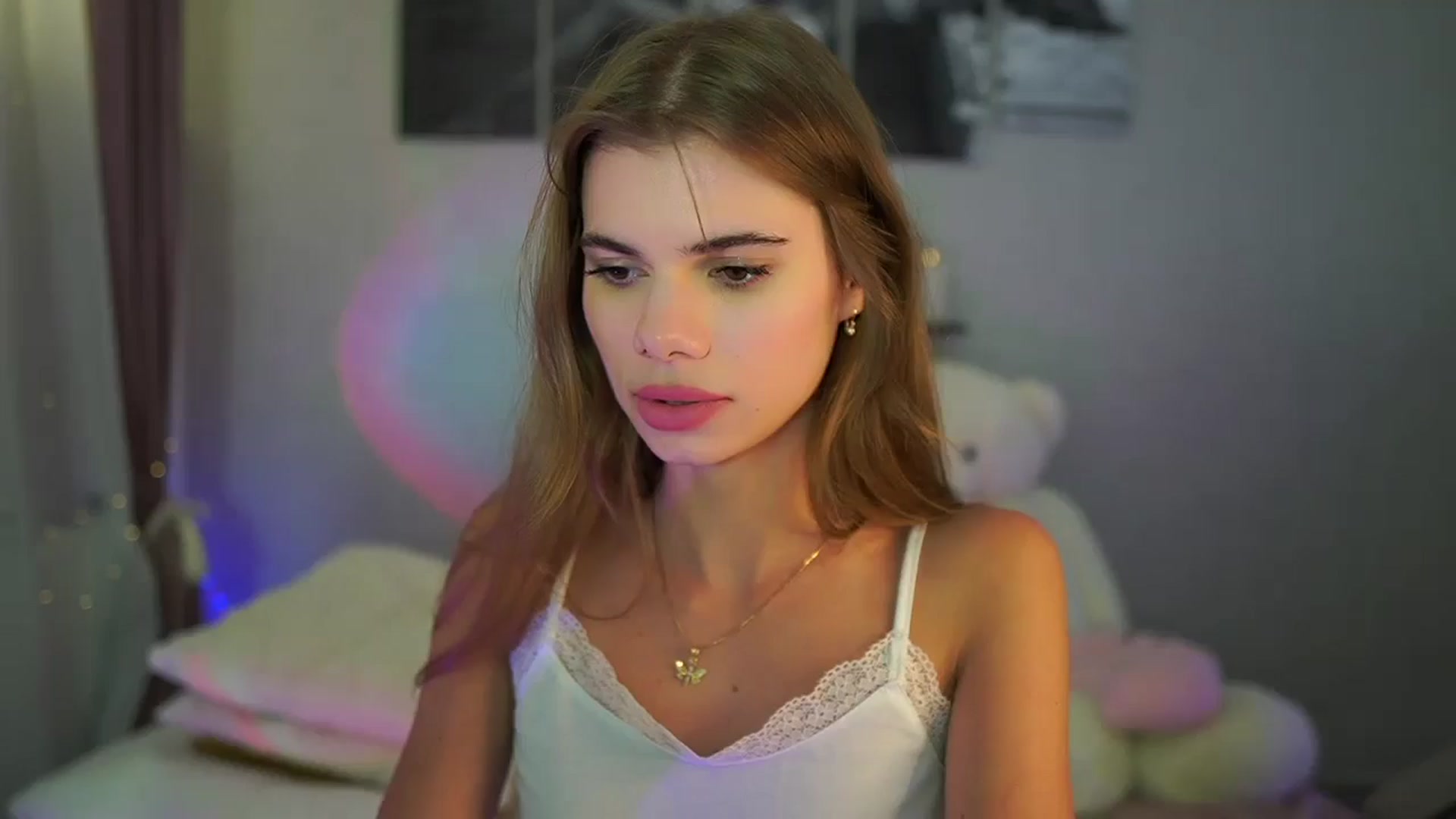 Gallery image thumbnail from RileyReid_18's myfreecams stream on, 06/23/2024, 22:24 image 15 of 20