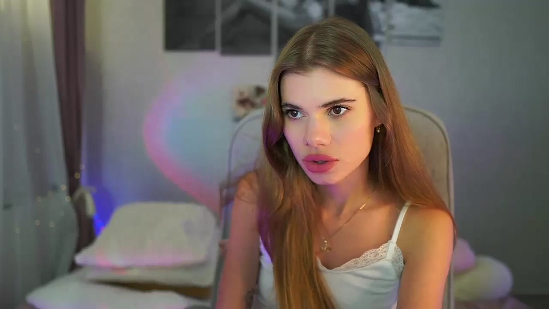 Gallery image thumbnail from RileyReid_18's myfreecams stream on, 06/23/2024, 22:58 image 10 of 20