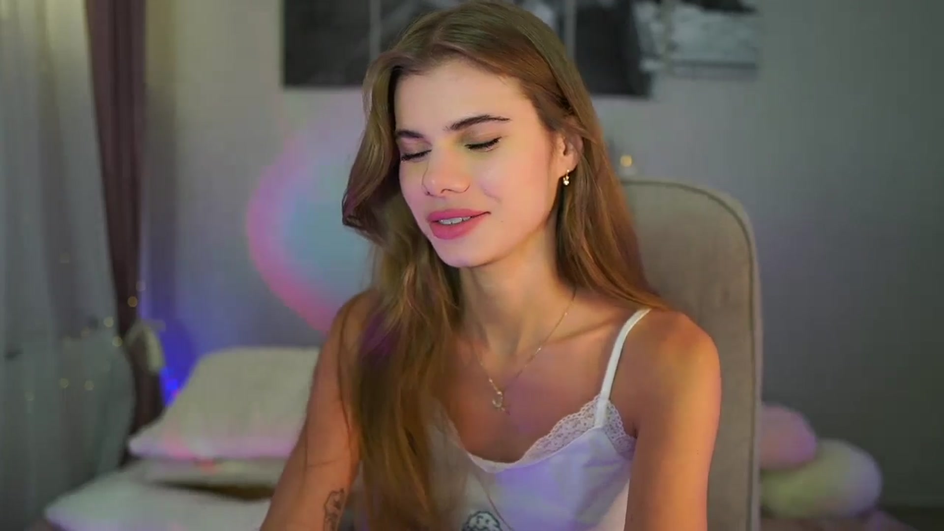 Gallery image thumbnail from RileyReid_18's myfreecams stream on, 06/23/2024, 22:58 image 6 of 20