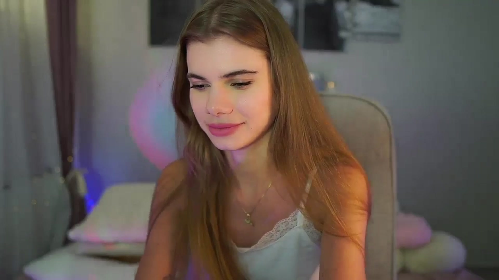 Gallery image thumbnail from RileyReid_18's myfreecams stream on, 06/23/2024, 22:58 image 7 of 20