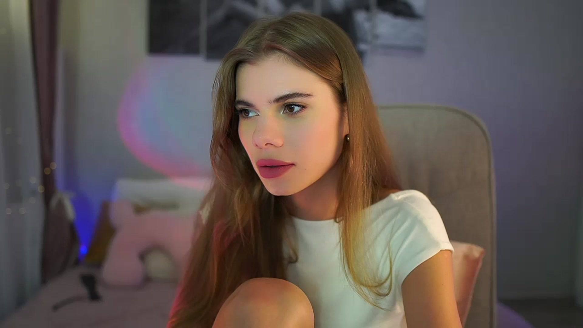 Gallery image thumbnail from RileyReid_18's myfreecams stream on, 06/25/2024, 18:59 image 6 of 20