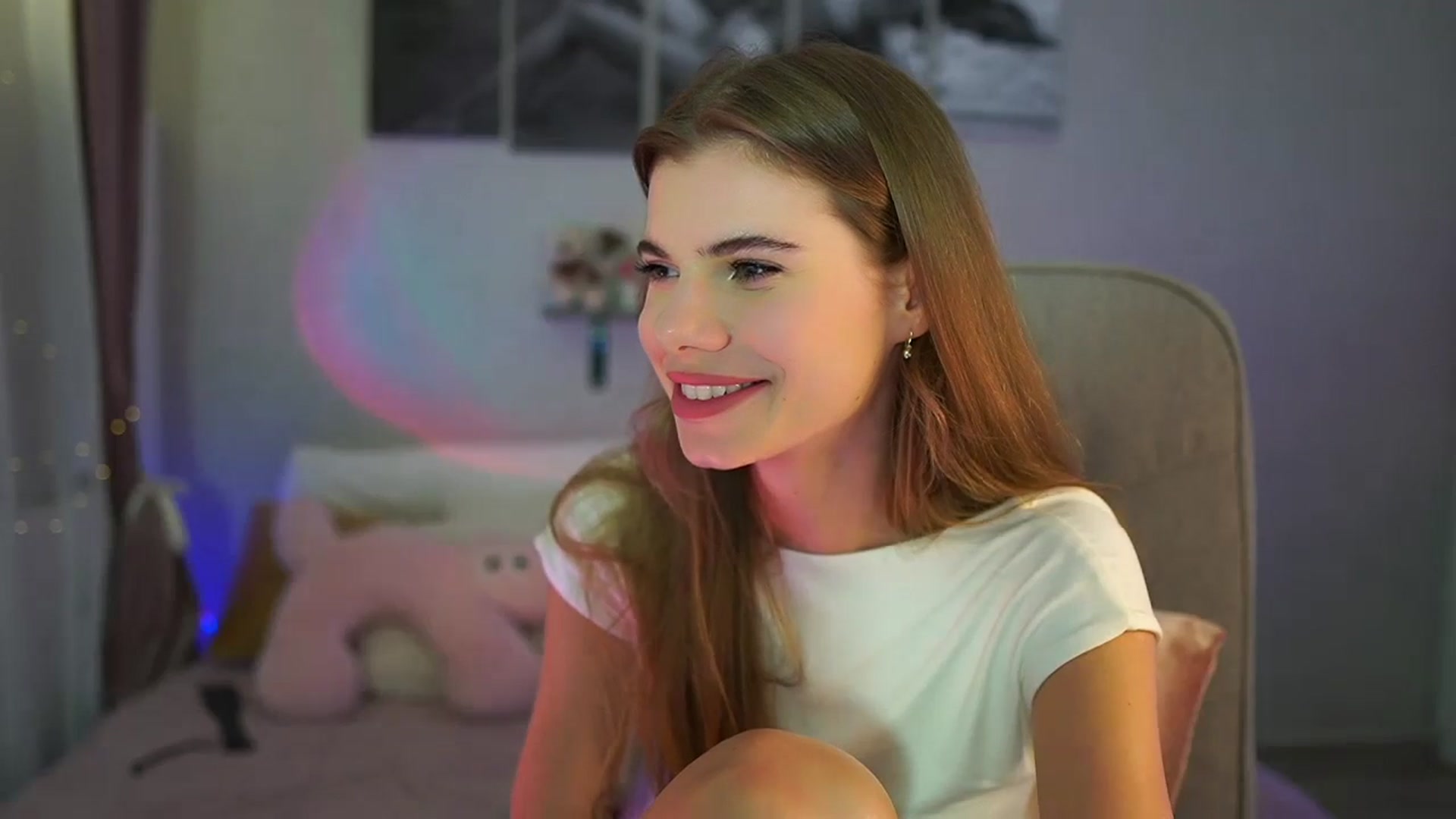 Gallery image thumbnail from RileyReid_18's myfreecams stream on, 06/25/2024, 18:59 image 9 of 20