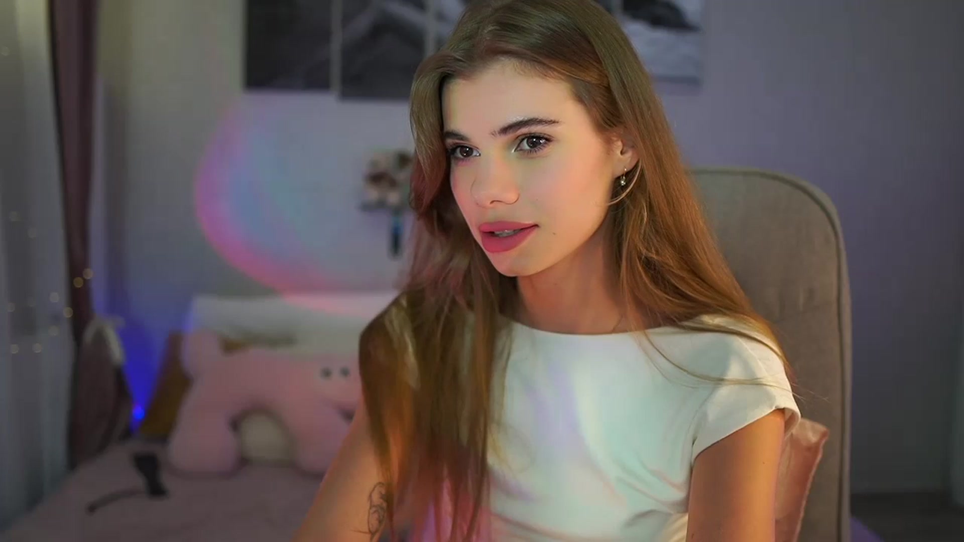 Gallery image thumbnail from RileyReid_18's myfreecams stream on, 06/25/2024, 18:59 image 12 of 20