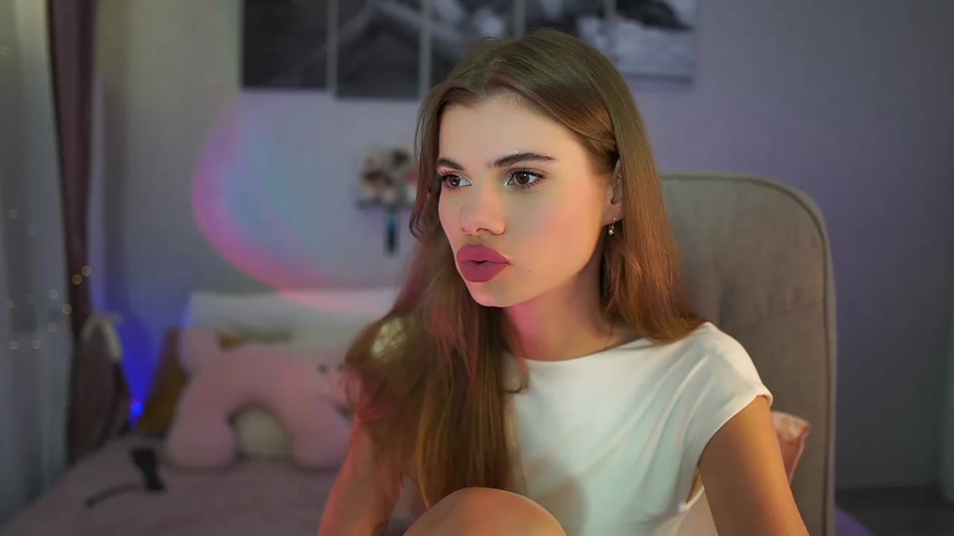 Gallery image thumbnail from RileyReid_18's myfreecams stream on, 06/25/2024, 18:59 image 3 of 20