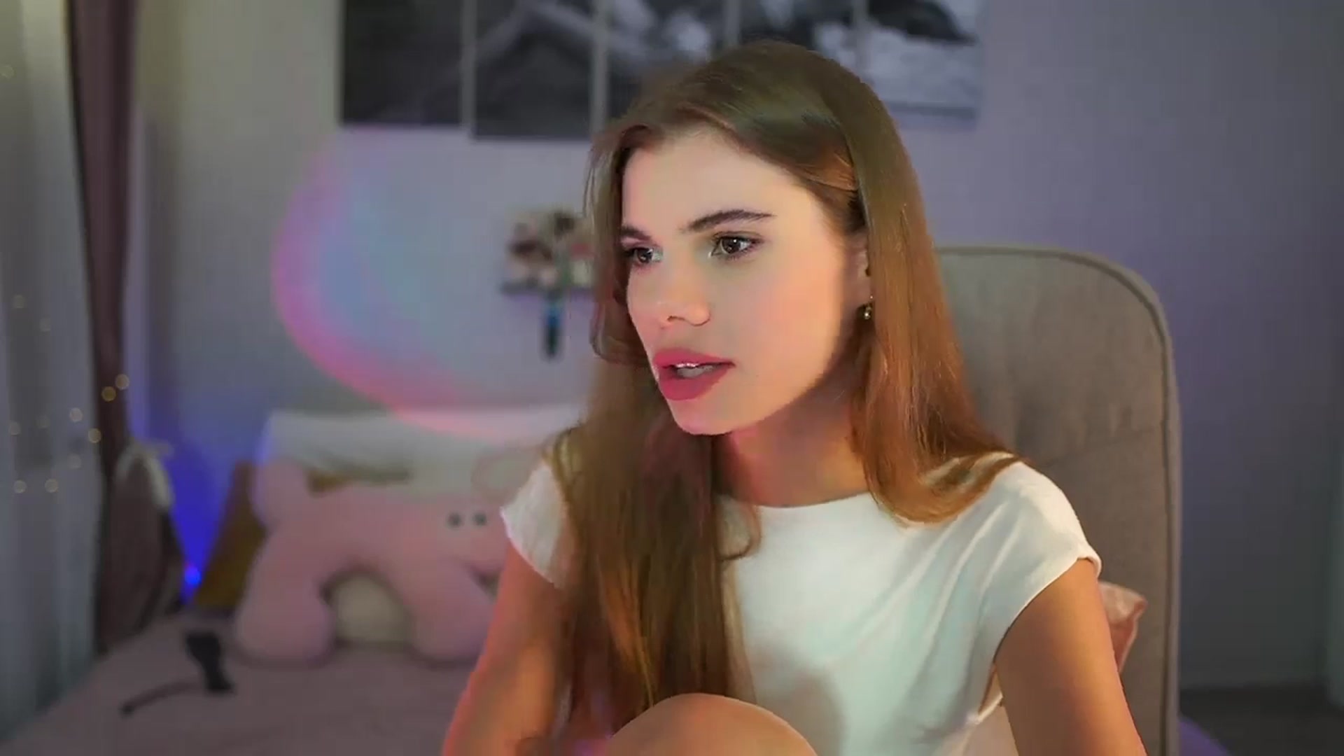 Gallery image thumbnail from RileyReid_18's myfreecams stream on, 06/25/2024, 18:59 image 4 of 20