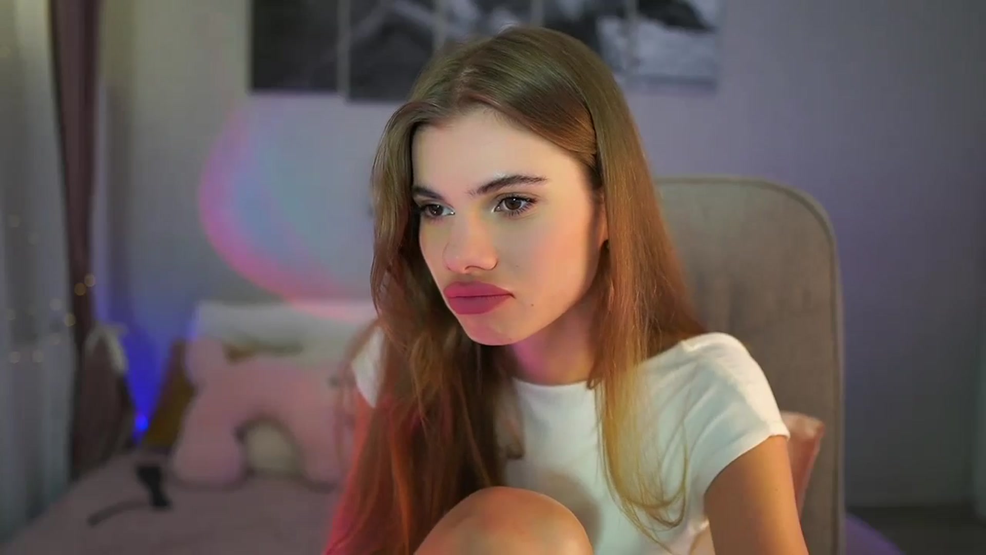 Gallery image thumbnail from RileyReid_18's myfreecams stream on, 06/25/2024, 18:59 image 7 of 20