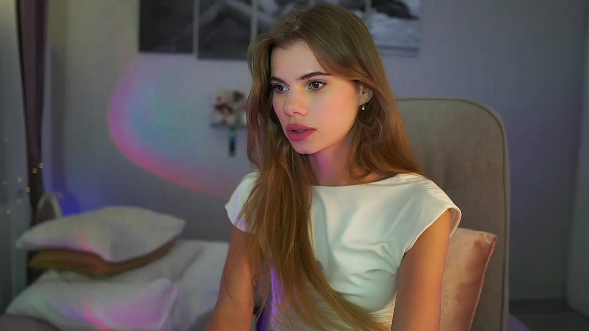 Gallery image thumbnail from RileyReid_18's myfreecams stream on, 06/25/2024, 20:30 image 5 of 20
