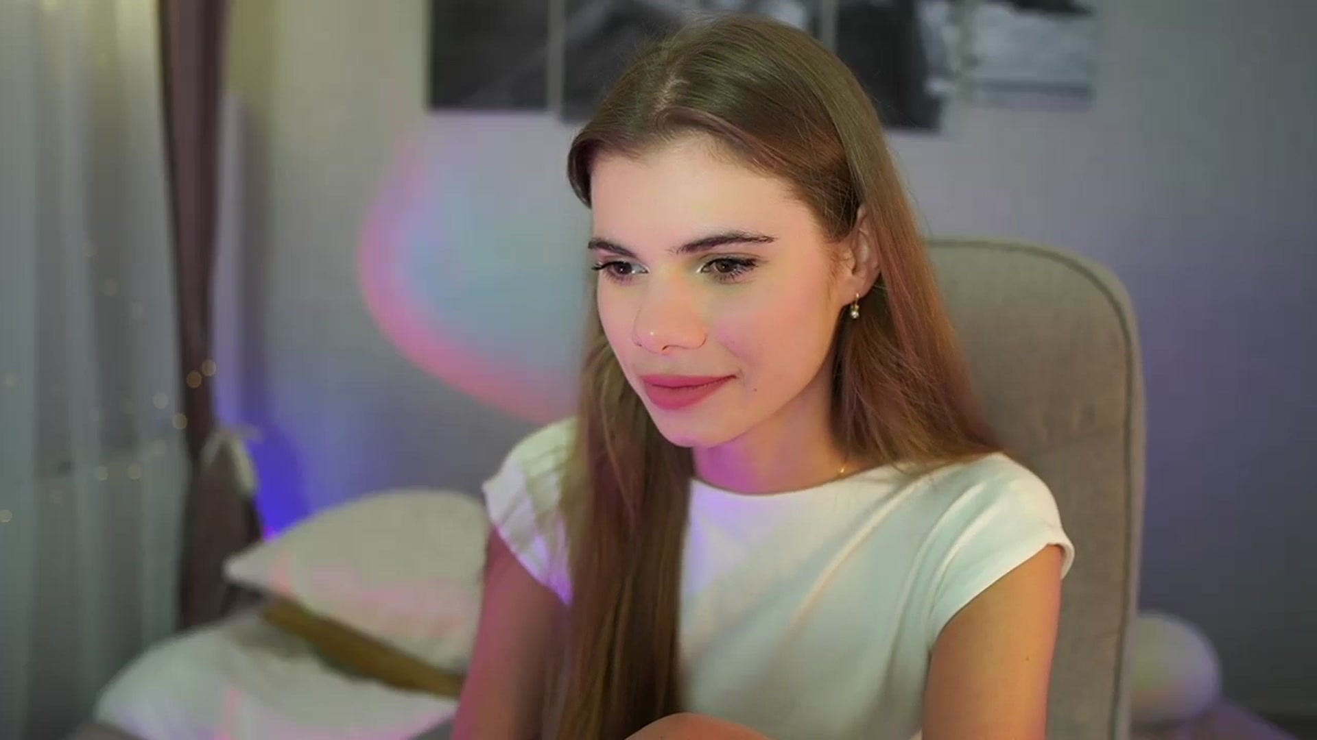 Gallery image thumbnail from RileyReid_18's myfreecams stream on, 06/25/2024, 23:30 image 4 of 20