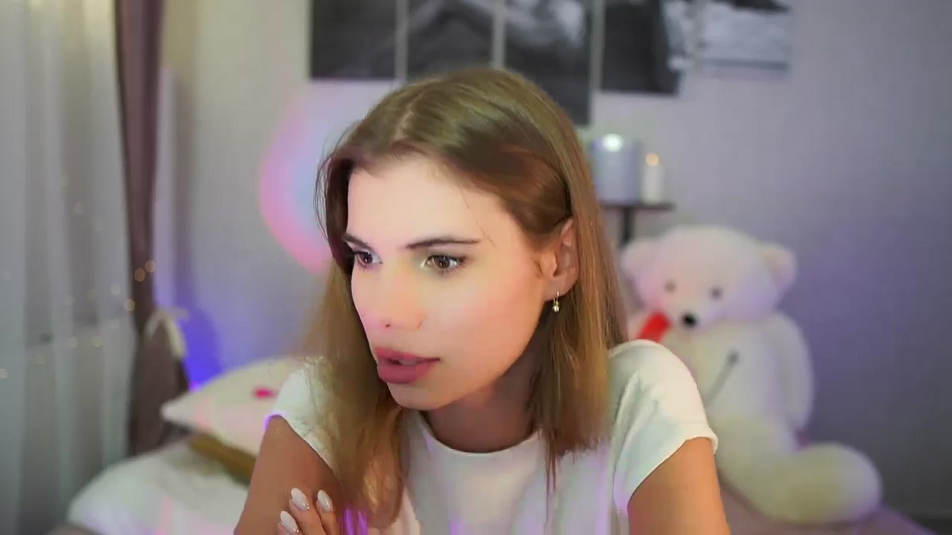 Gallery image thumbnail from RileyReid_18's myfreecams stream on, 06/25/2024, 23:30 image 7 of 20