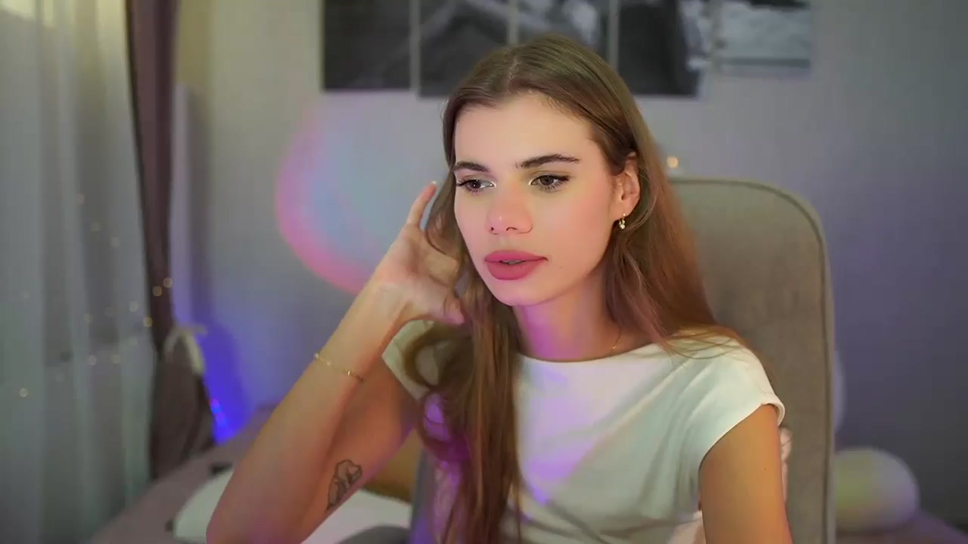 Gallery image thumbnail from RileyReid_18's myfreecams stream on, 06/25/2024, 23:30 image 1 of 20