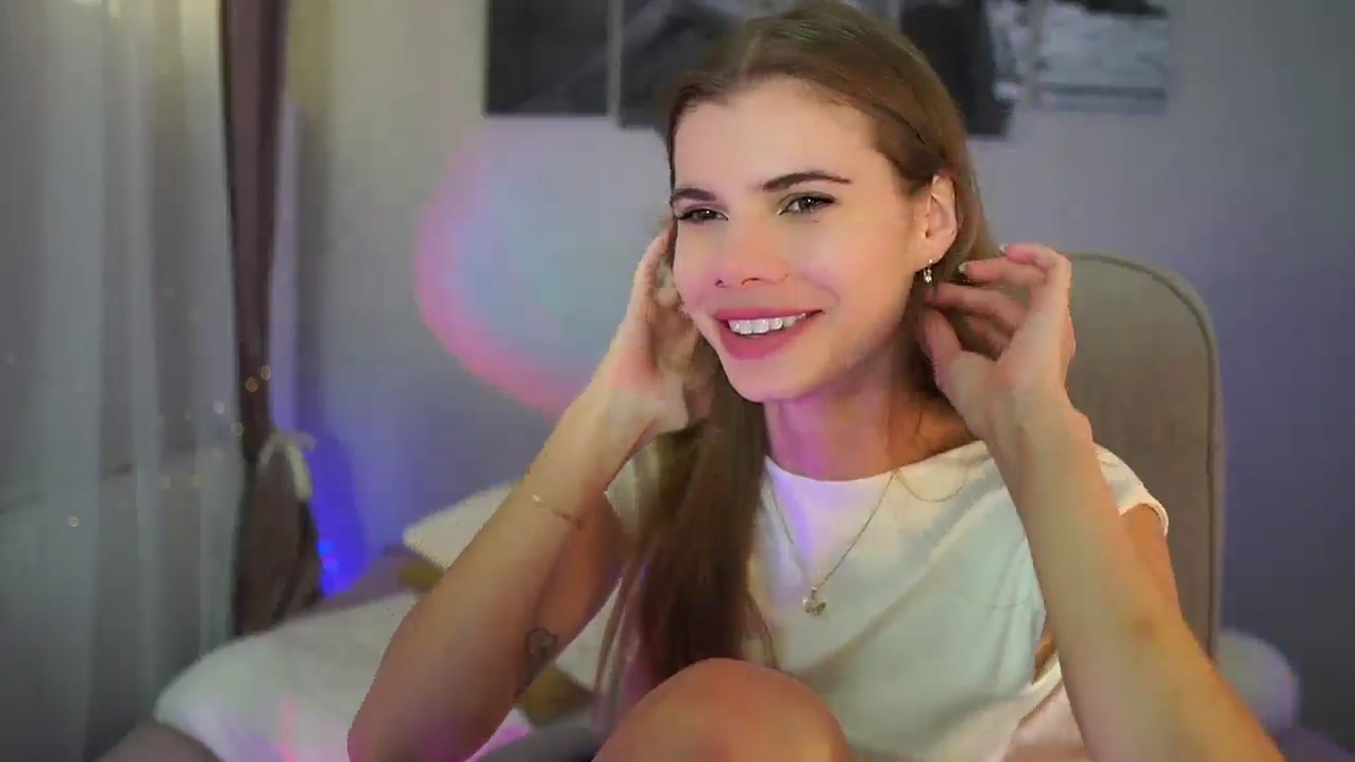 Gallery image thumbnail from RileyReid_18's myfreecams stream on, 06/25/2024, 23:30 image 14 of 20