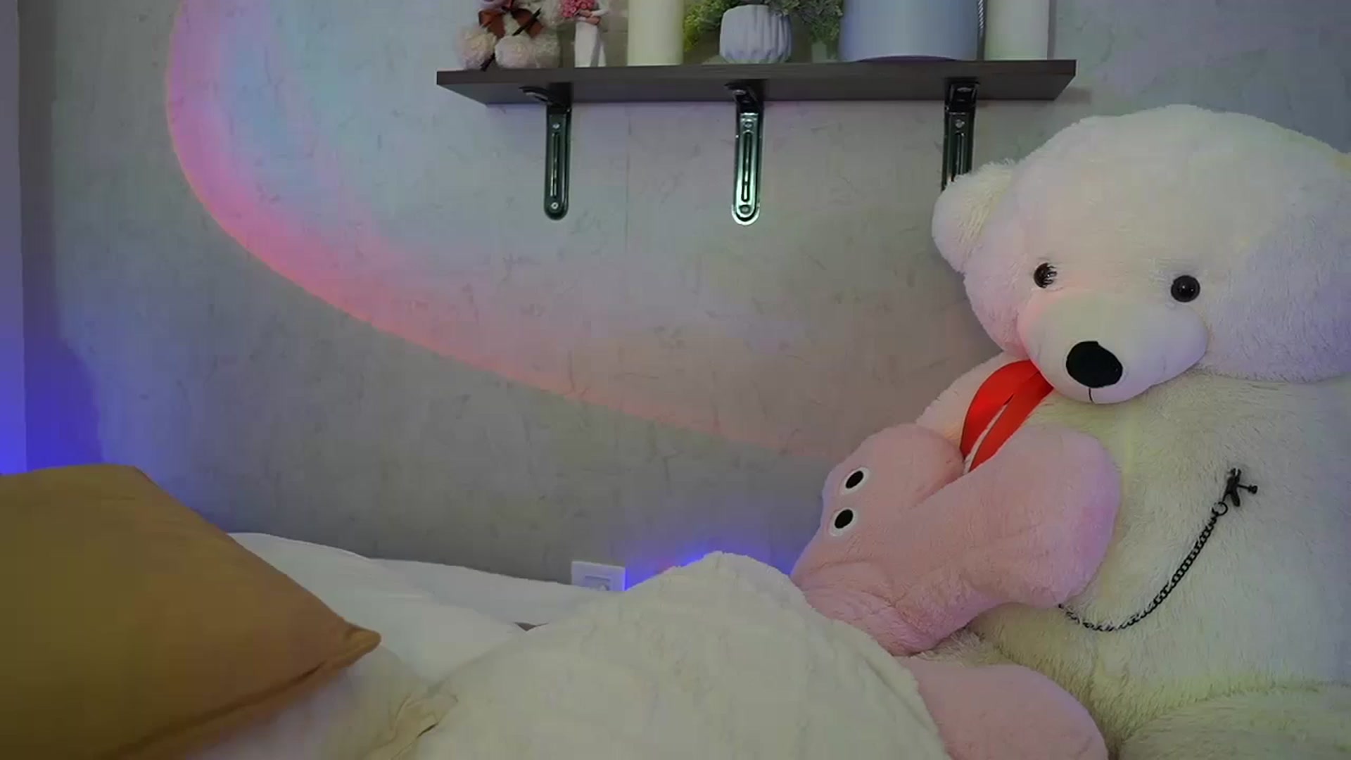 Gallery image thumbnail from RileyReid_18's myfreecams stream on, 06/25/2024, 23:30 image 3 of 20