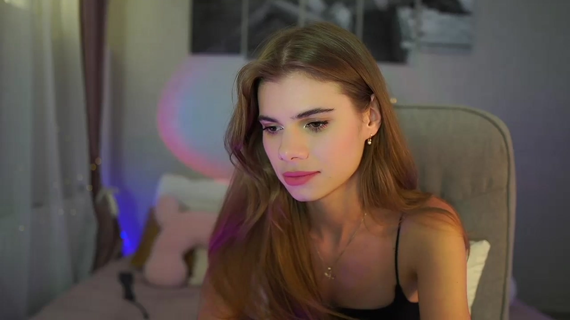 Gallery image thumbnail from RileyReid_18's myfreecams stream on, 06/26/2024, 19:53 image 10 of 20