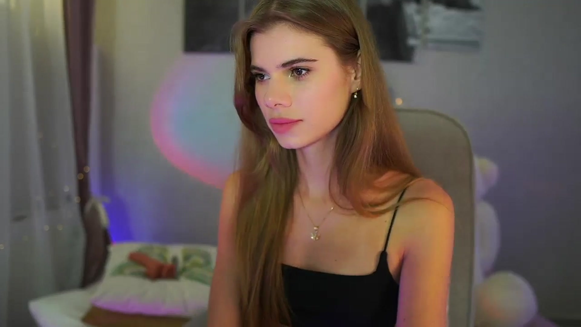Gallery image thumbnail from RileyReid_18's myfreecams stream on, 06/26/2024, 21:46 image 3 of 20
