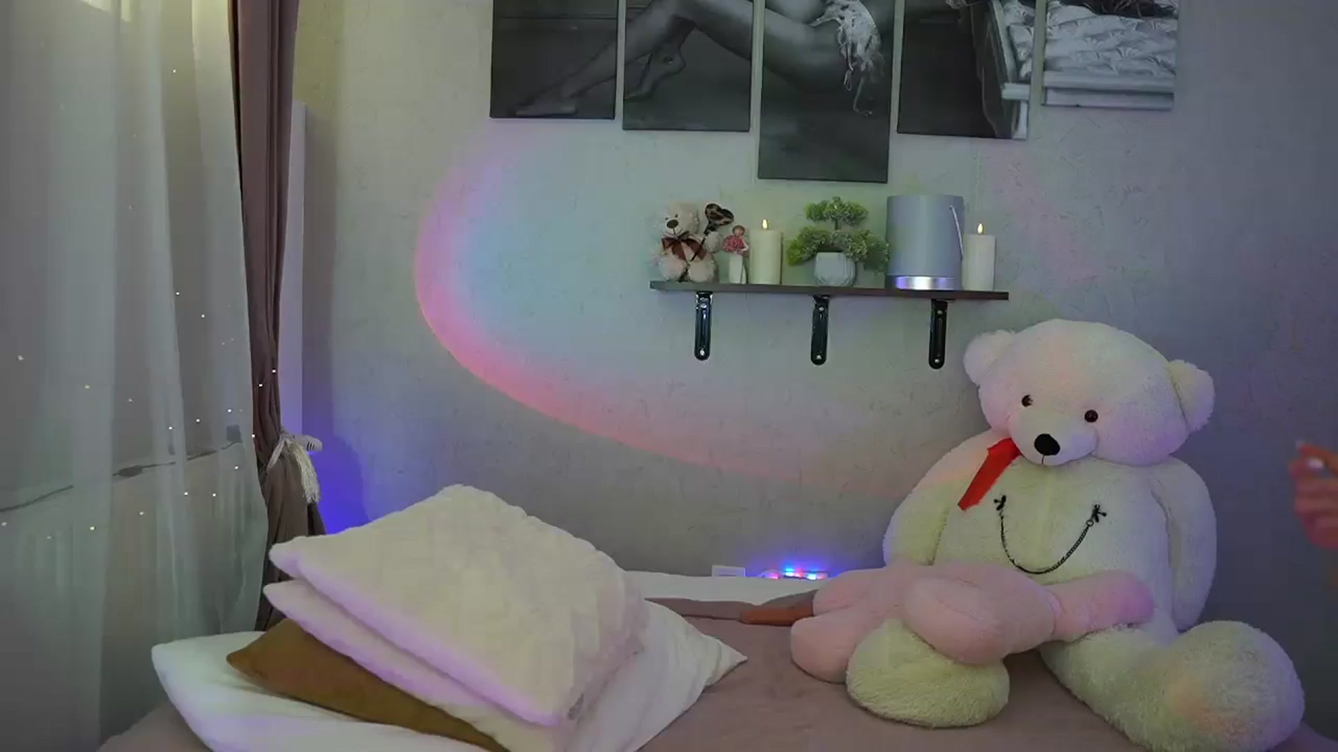 Gallery image thumbnail from RileyReid_18's myfreecams stream on, 06/26/2024, 21:46 image 15 of 20