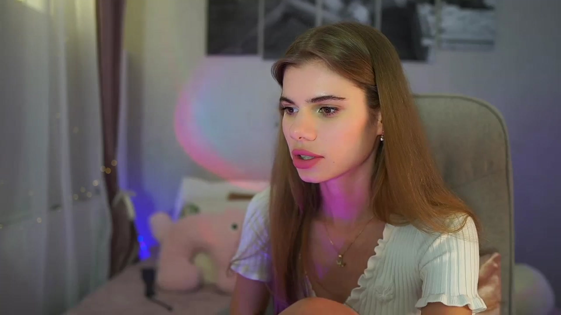 Gallery image thumbnail from RileyReid_18's myfreecams stream on, 06/27/2024, 19:41 image 9 of 20