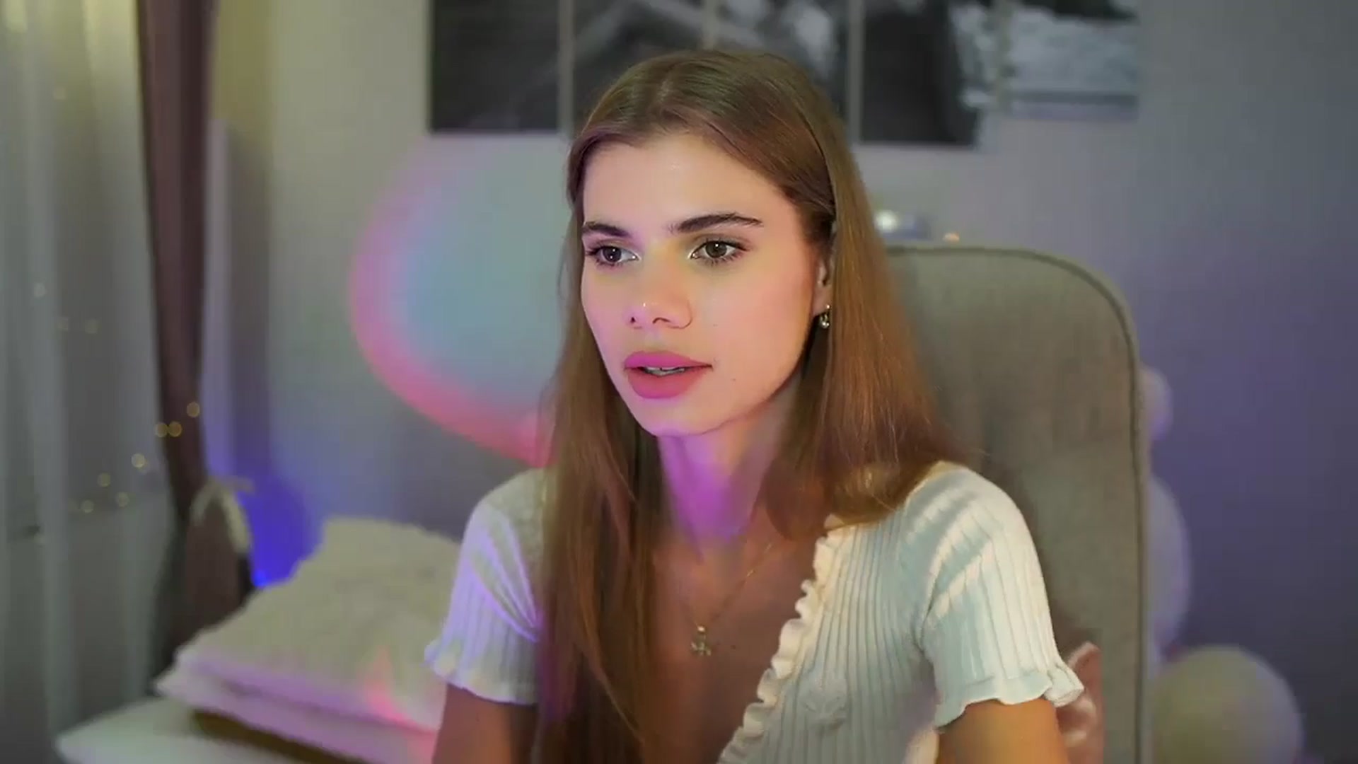 Gallery image thumbnail from RileyReid_18's myfreecams stream on, 06/27/2024, 19:41 image 15 of 20
