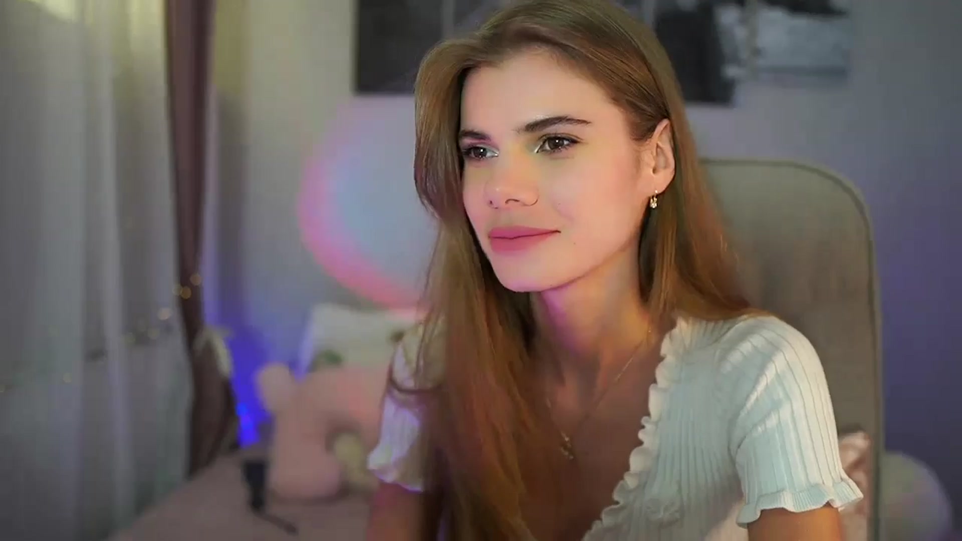Gallery image thumbnail from RileyReid_18's myfreecams stream on, 06/27/2024, 19:41 image 6 of 20