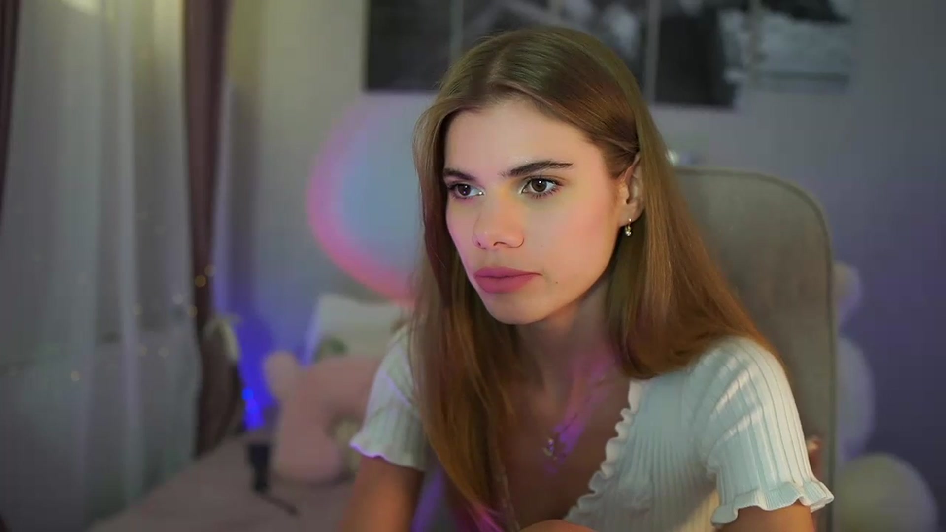 Gallery image thumbnail from RileyReid_18's myfreecams stream on, 06/27/2024, 19:41 image 2 of 20