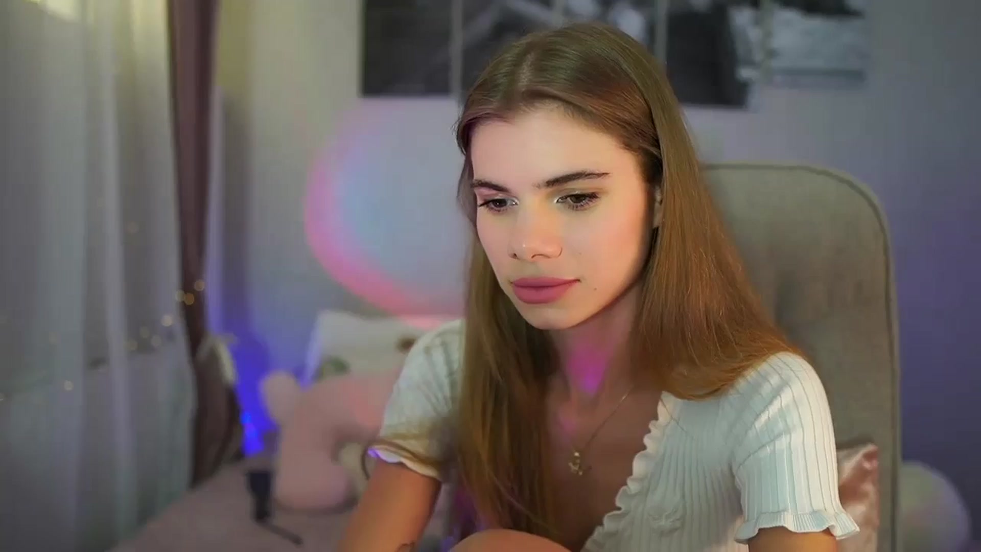 Gallery image thumbnail from RileyReid_18's myfreecams stream on, 06/27/2024, 19:41 image 7 of 20