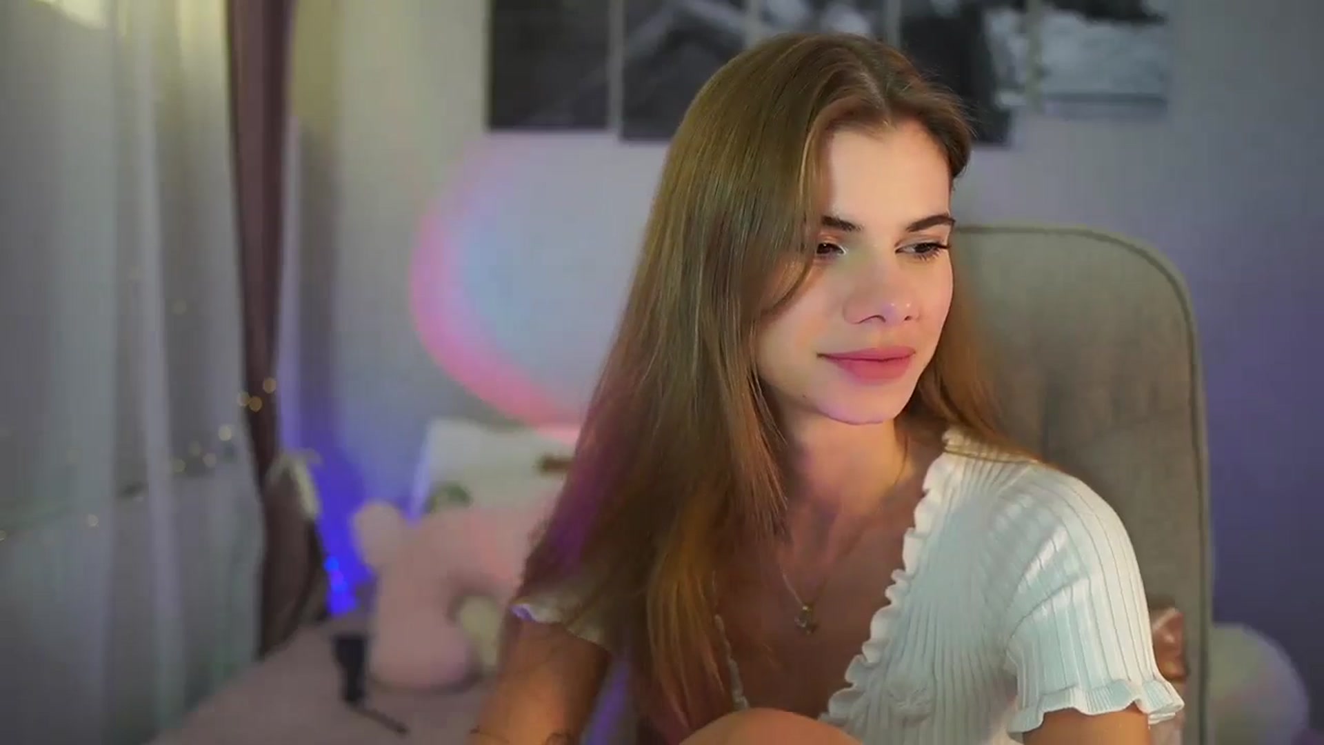 Gallery image thumbnail from RileyReid_18's myfreecams stream on, 06/27/2024, 19:41 image 8 of 20