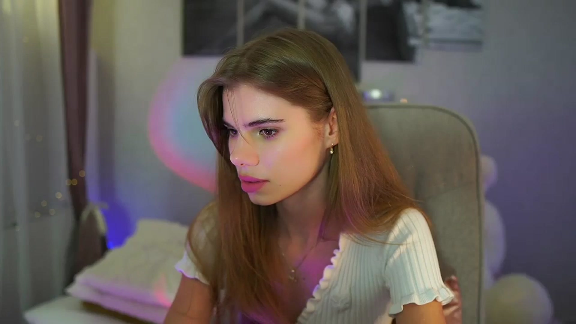 Gallery image thumbnail from RileyReid_18's myfreecams stream on, 06/27/2024, 19:41 image 16 of 20