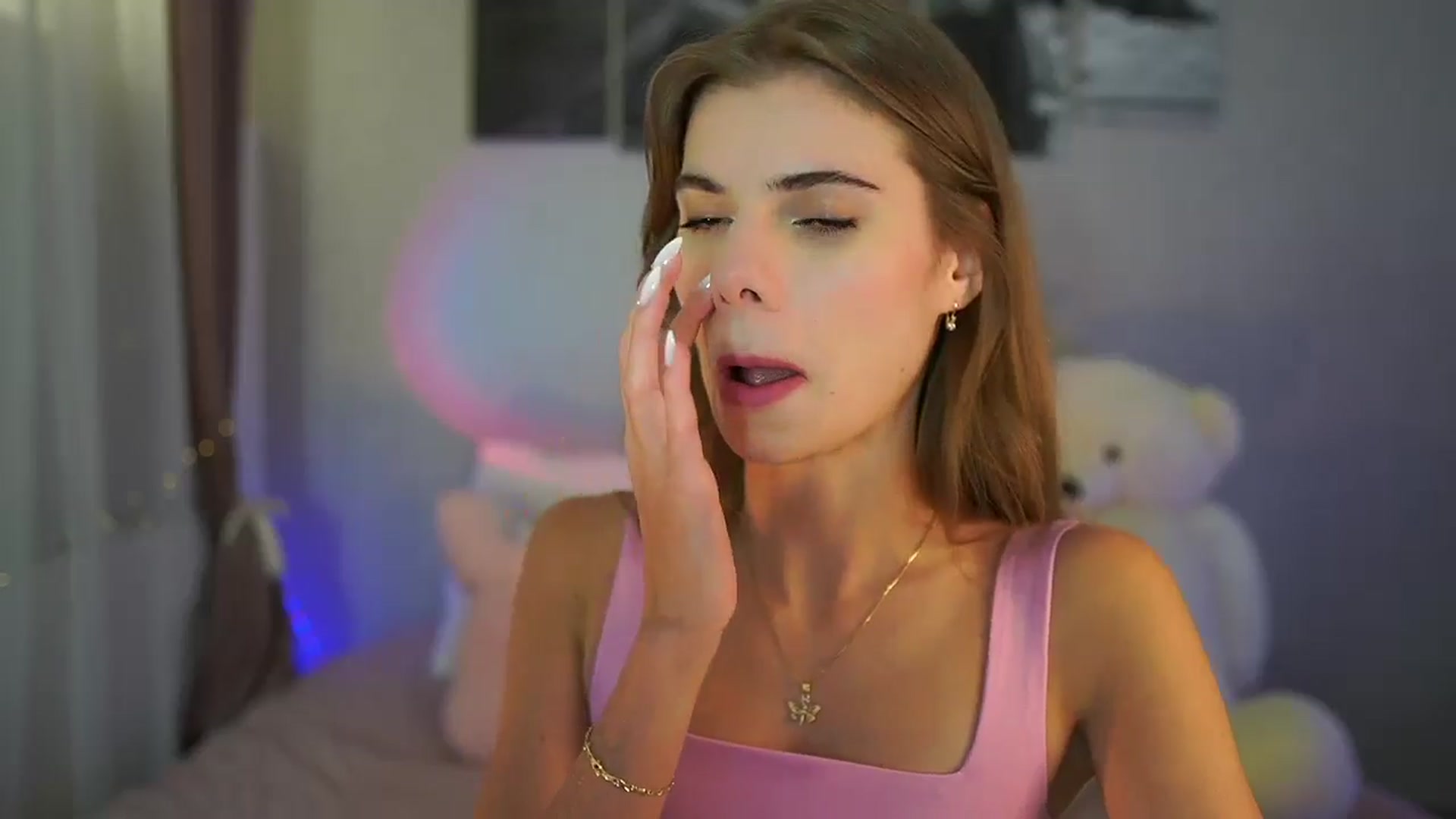 Gallery image thumbnail from RileyReid_18's myfreecams stream on, 06/28/2024, 19:31 image 4 of 20