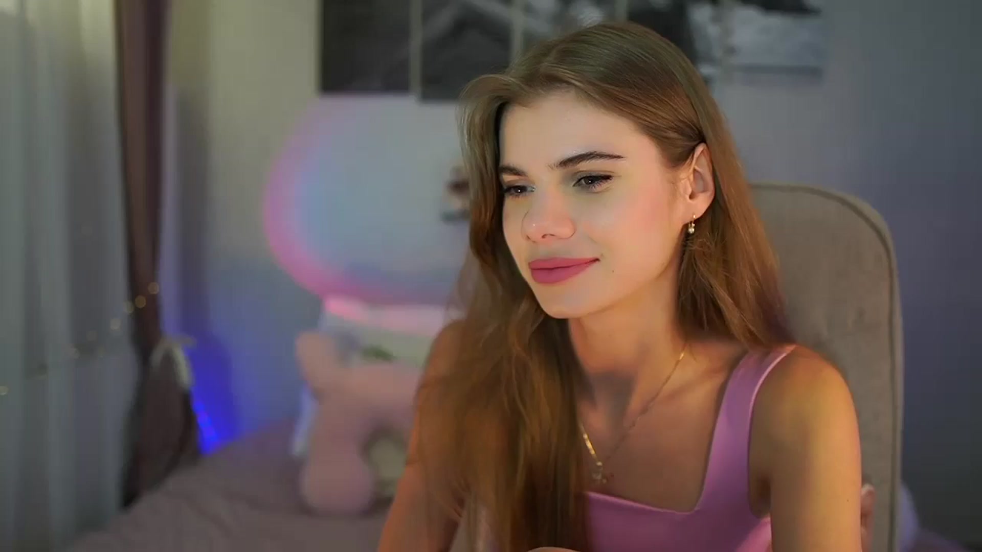 Gallery image thumbnail from RileyReid_18's myfreecams stream on, 06/28/2024, 19:31 image 10 of 20