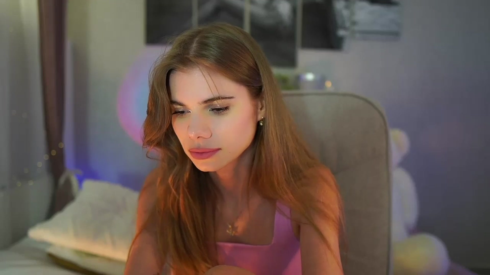 Gallery image thumbnail from RileyReid_18's myfreecams stream on, 06/28/2024, 20:14 image 10 of 20
