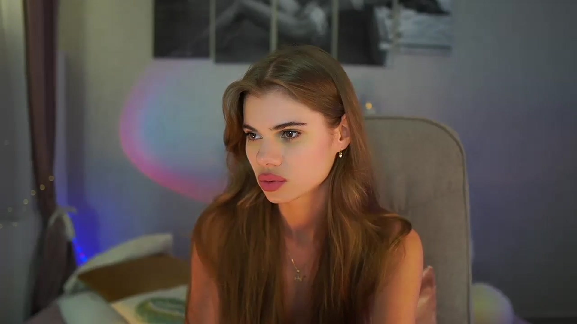 Gallery image thumbnail from RileyReid_18's myfreecams stream on, 06/28/2024, 21:15 image 3 of 20