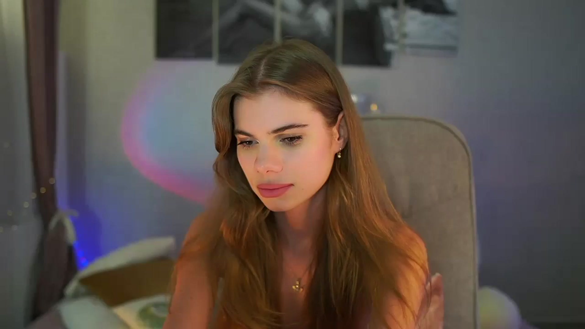 Gallery image thumbnail from RileyReid_18's myfreecams stream on, 06/28/2024, 21:15 image 2 of 20