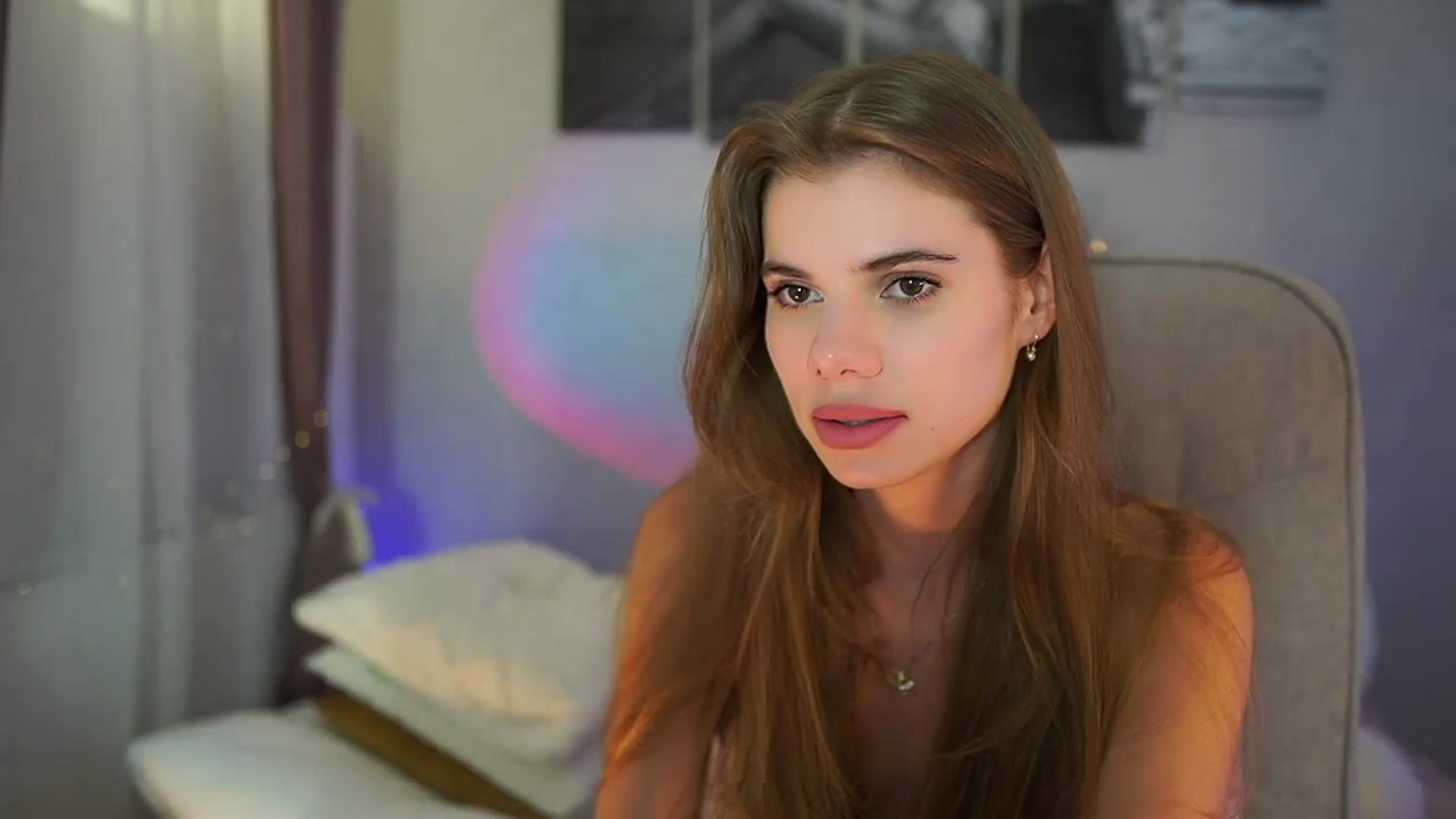 Gallery image thumbnail from RileyReid_18's myfreecams stream on, 06/28/2024, 23:20 image 16 of 20
