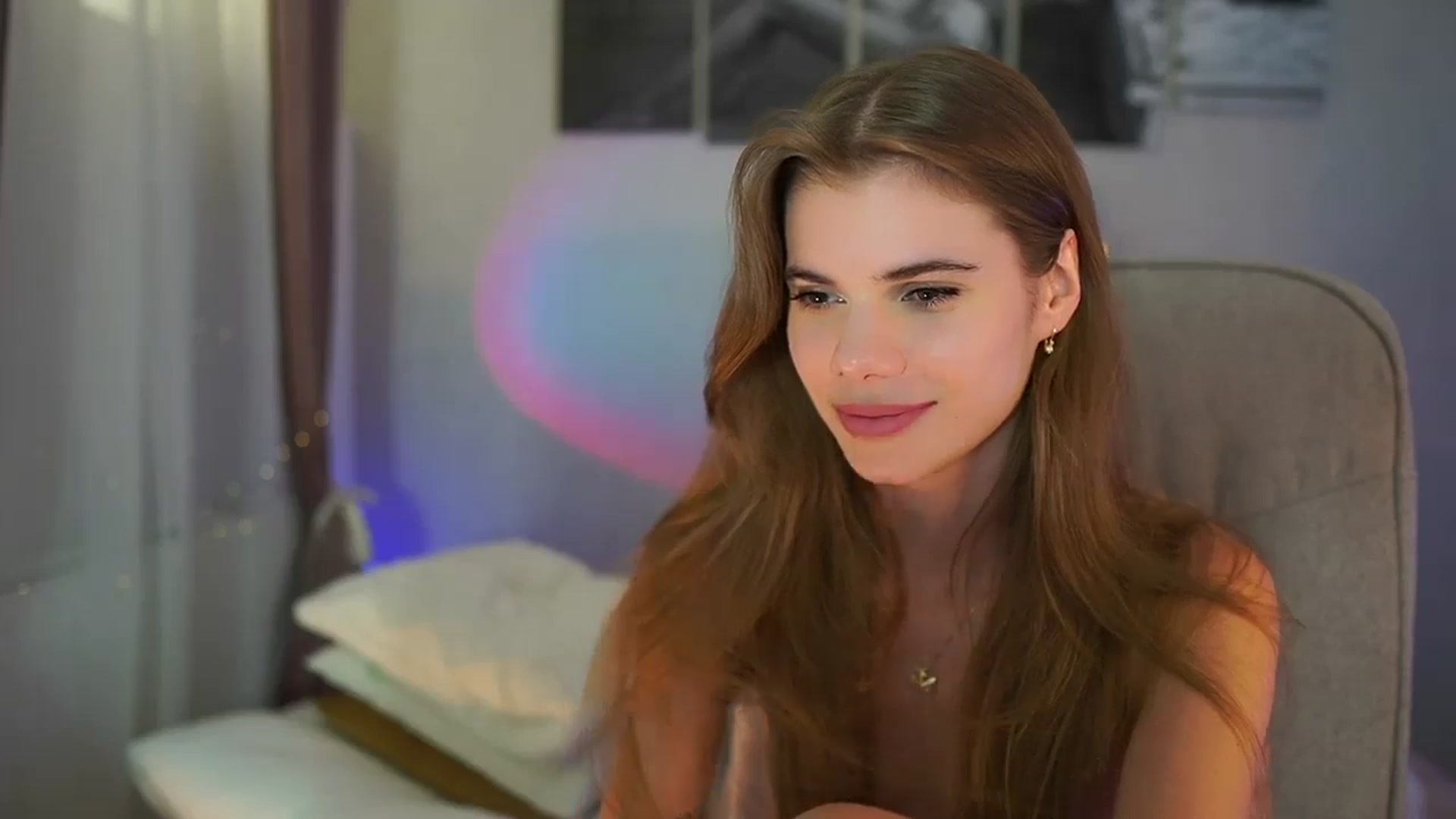 Gallery image thumbnail from RileyReid_18's myfreecams stream on, 06/28/2024, 23:20 image 15 of 20