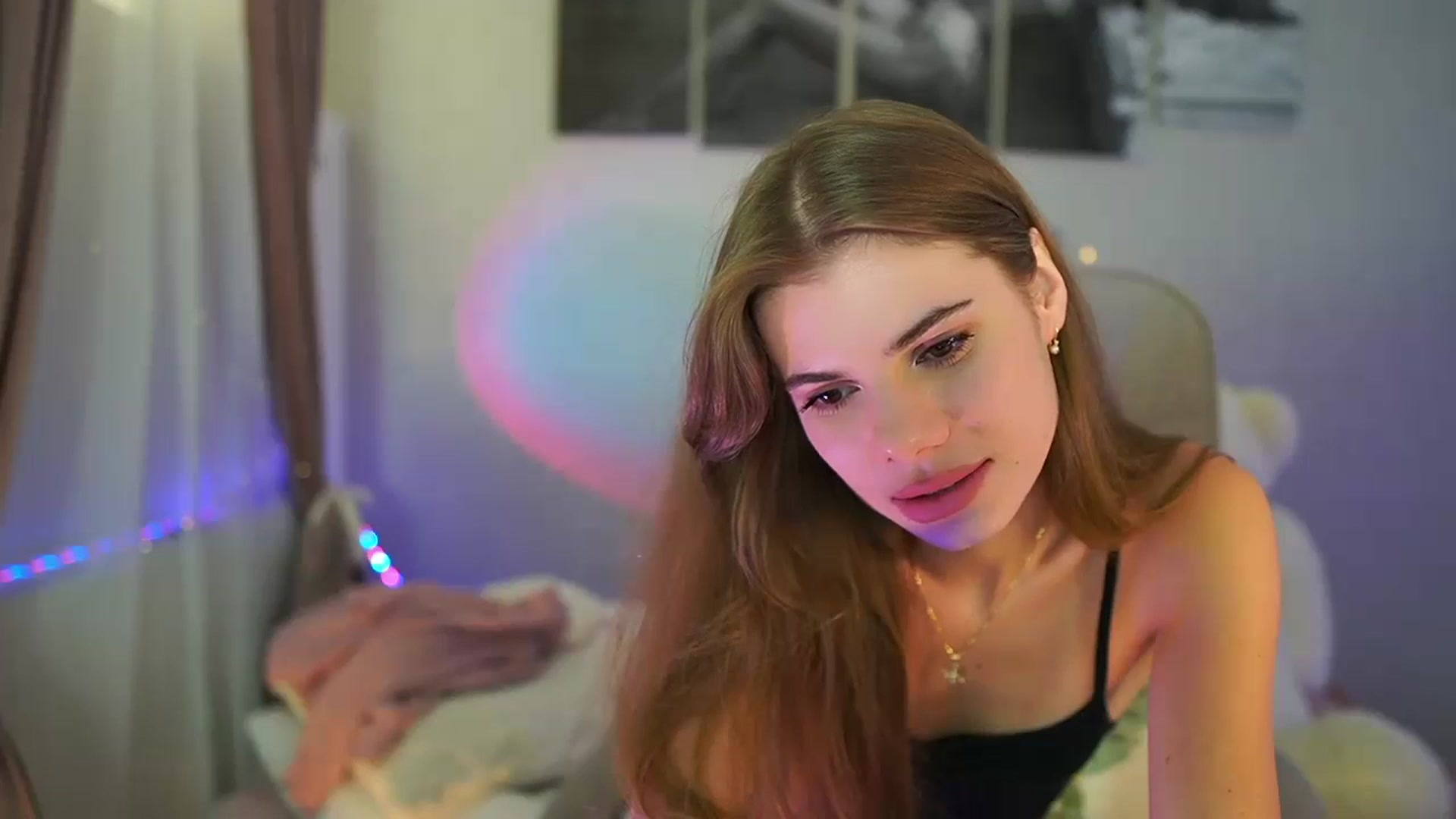 Gallery image thumbnail from RileyReid_18's myfreecams stream on, 07/11/2024, 19:31 image 6 of 20